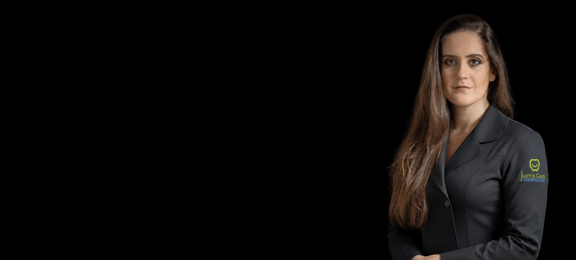 Paciente sorrindo durante atendimento odontológico em ambiente premium